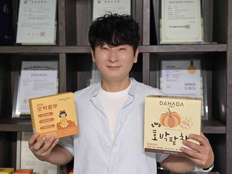 [쿠팡 이미지 3] 쿠팡 입점 기업인 경남 함양 소재 허브앤티의 허정우 대표가 대표상품을 들고 사진 촬영하고 있다..jpg