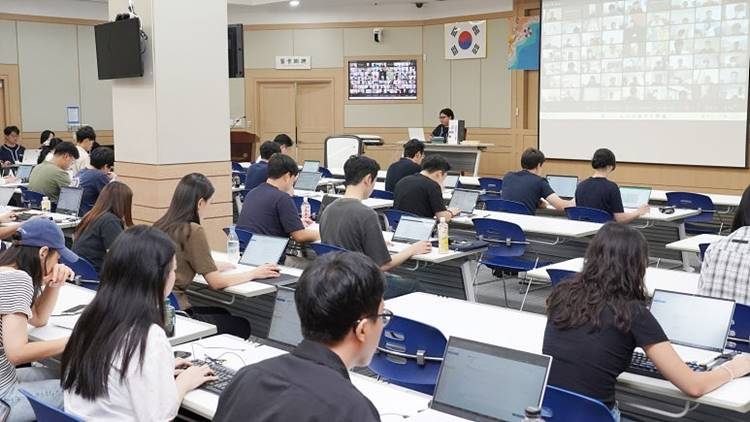 [사진자료] 동원그룹 임직원들이 26일 서울시 서초구 동원산업빌딩에서 열린 ‘2025 동원 AI 챌린지’에 참여하고 있다.jpg