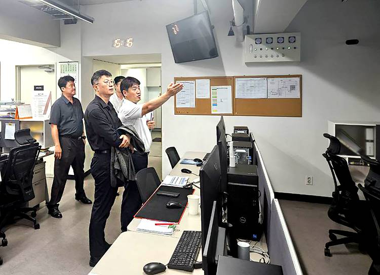 [사진2] 이호정 SK네트웍스 대표이사가 워커힐 호텔앤리조트를 찾아 시설 및 안전 현황을 직접 점검하는 모습.jpg