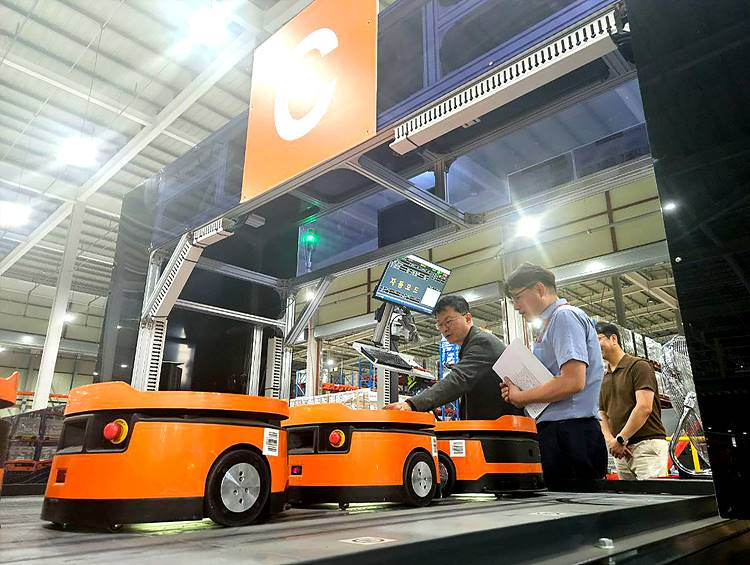 [사진1] 이호정 SK네트웍스 대표이사가 정보통신사업부 수도권 물류센터를 찾아 작업환경을 면밀히 살피고 있는 모습.jpg