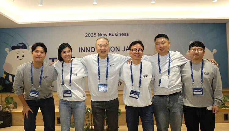 9월 26일, 안양 LS타워에서 개최된 LS Future Day에서 구자은 LS그룹 회장(왼쪽부터 3번째)이 ‘Innovation JAM Final Pitch’에 참여한 임직원들과 함께 기념사진을 촬영하고 있다.jpg