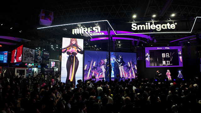TGS 내방객들이 스마일게이트 부스에서 진행된 ‘미래시 보이지 않는 미래’ 관련 영상을 숨죽이며 지켜보고 있다..jpg