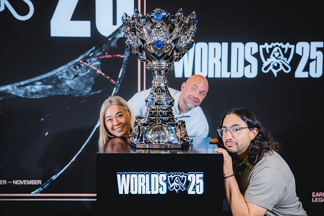 크리스 그릴리(Chris Greeley) 라이엇 게임즈 ‘리그 오브 레전드’ e스포츠 글로벌 총괄은 “우리 게임을 통해 ‘프로 게이머가 되고 싶다’는 꿈을 꿈꾸게 하고 싶고, 그게 꼭 라이엇 게임즈의 무대가 될 수 있도록 노력하겠다”고 했다. 사진 왼쪽부터 스테파니 르엉 ‘리그 오브 레전드’ 장식 요소 리드, 크리스 그릴리 총괄, 폴 벨레자 ‘리그 오브 레전드’ 총괄 프로듀서.jpg