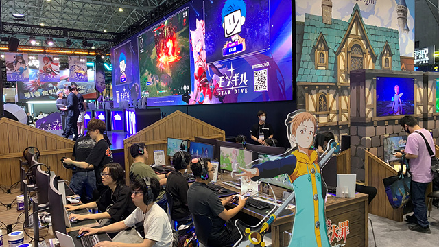 넷마블 몬길 STAR DIVE’를 체험하고 있다..jpg