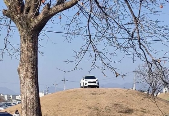경주 고분 위에 올라선 SUV 공분