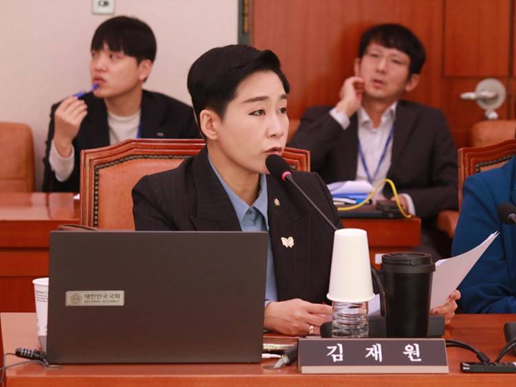 공적 지원 받는 광고심의기구, 회장 개인 종교·사익에 이용 의혹