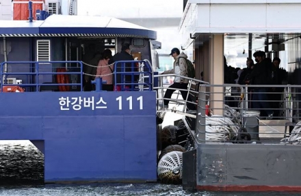 운항 재개 3일 만에 또 사고…한강버스 접안 충격에 여의도 스타벅스 정전