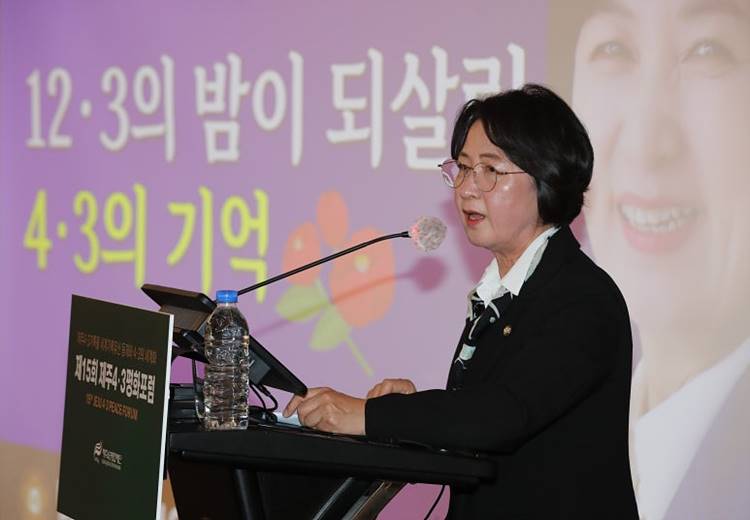 추미애 법사위, ‘내란청산 3법’ 의결… 野 “헌정수호” 與 “정치적 프레임”