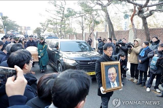 고(故) 이해찬 전 국무총리 운구…여권 지도부 집결 속 사회장 절차 시작