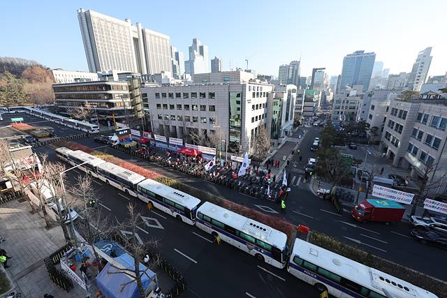 ‘피고인 윤석열’ 운명의 날… 차벽 둘러친 법원 앞 지지자 속속 집결