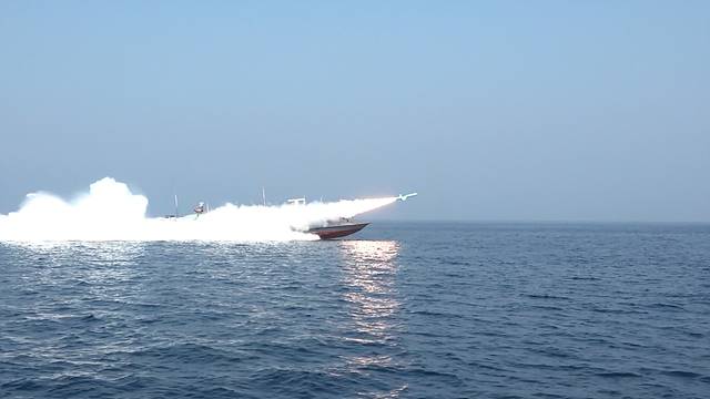 이란 혁명수비대 “미군 200명 사상…미 군함도 파괴” 주장