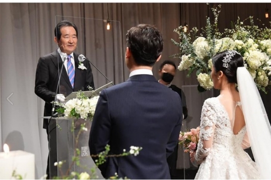 거리두기·5인 금지 2주 연장...노래방·학원 허용