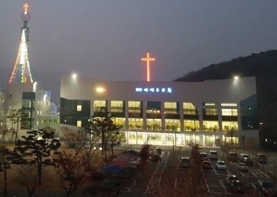 '종교탄압' 외친 교회, 대면예배 강행 논란
