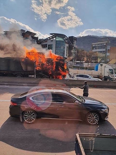 서대구IC 인근 화물차 7중 추돌 충격 장면