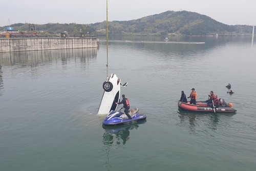 논산 '탑정저수지'에 승용차 추락...대학생 5명 숨져