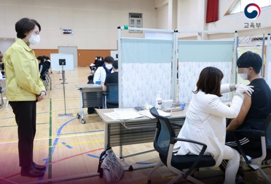 초등생 확진자 늘자, 5~11세 백신 접종 검토