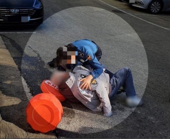 추위 속 노인에게 옷 벗어준 경찰, '주작논란'에 해당글 삭제