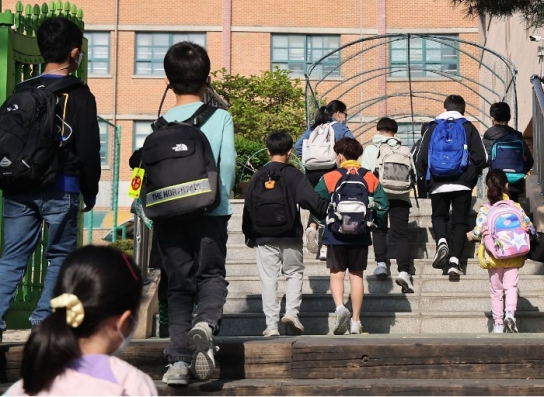 초·중·고, 수학여행 허용·전면등교 등 '포스트 오미크론' 가동