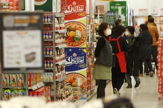 1년4개월만에 마트 시식·백화점 화장품 테스터 재개