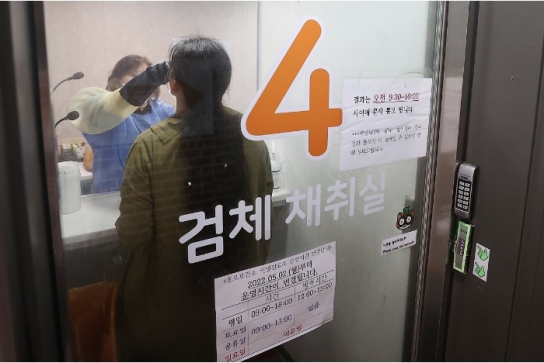 방역당국 "코로나19 감소세 한계점...'재유행' 판단은 아직"
