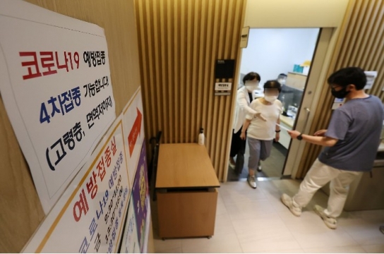 50대 이상 '4차 접종' 시행...확진 3개월 후 접종 권고