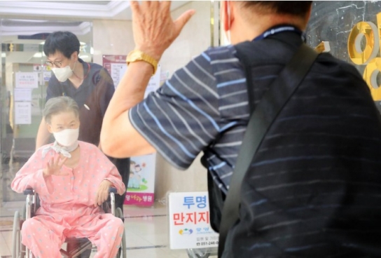 재유행 정점 대비해 '병상' 확보나선 정부...요양병원 대면 면회 중단