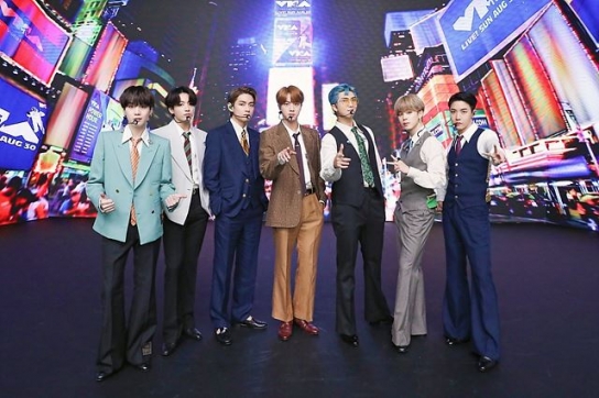 '병역 면제 공염불 이제 그만' 군입대 결정한 BTS에 지구촌 들썩
