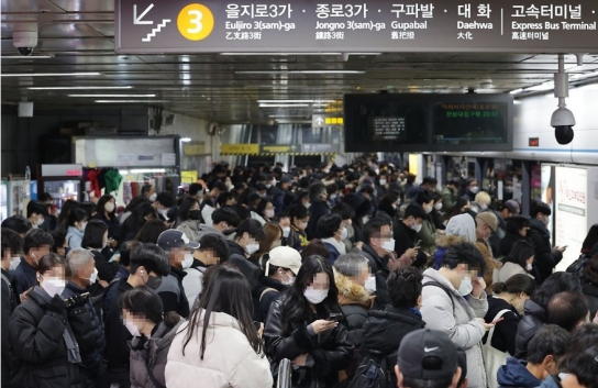 지하철 파업에 퇴근길 '지옥철'..."이태원 참사 떠올라"
