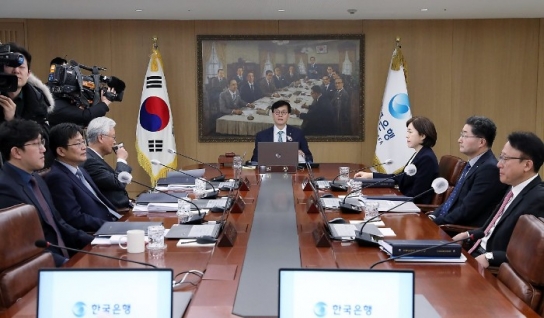 기준금리 1년 반만에 동결...한미 금리 격차 심화 우려