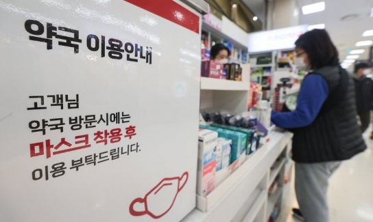 버스·지하철, 마트 약국서도 '마스크' 벗는다