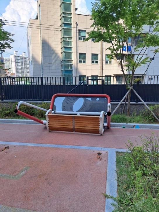 놀이터 그네 벤치 넘어져 초등생 사망...부실 시공 여부 조사 착수