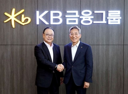 KB금융 윤종규 회장, 솜포홀딩스 켄고 회장과 '맞손' 협력 확대