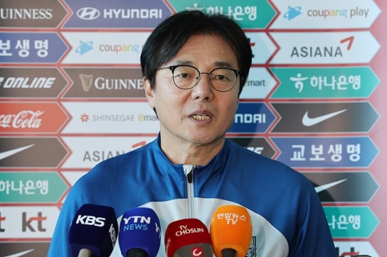 황선홍 감독 "한국 축구 제자리 돌아갈 수 있게 할 것"