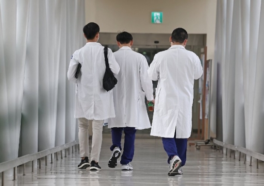 '의대 정원 확대' 반대 전공의 집단 사직...피해는 고스란히 환자 몫