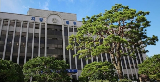 내연녀가 출산한 신생아 베이비박스에 버린 공무원 집행유예