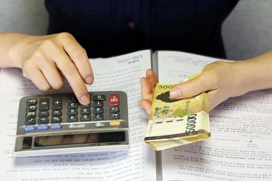 위험업무는 용역업체에 맡기고 수당만 챙긴 공무원
