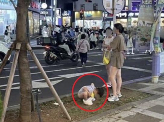제주 도로에 아이 대변 본 中관광객, "경범죄로 처벌해야"