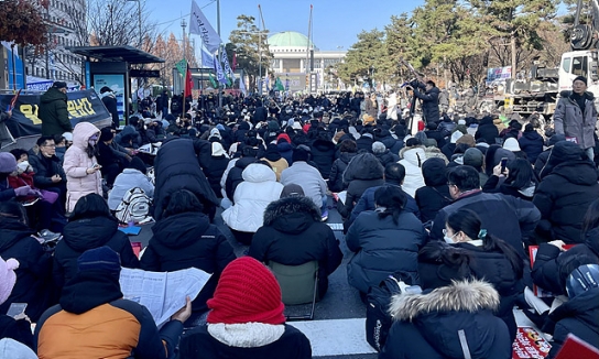 탄핵 재표결 앞두고 국회 앞 점점 늘어나는 인파