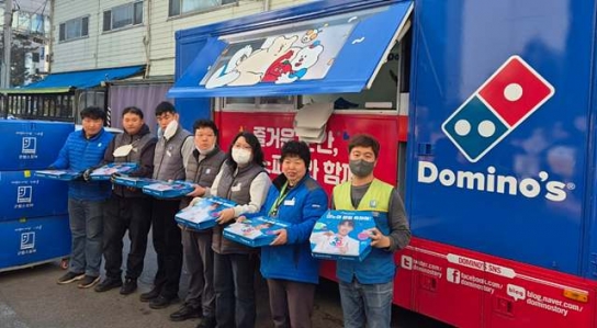 도미노피자, 굿윌스토어에 파티카로 피자 전달