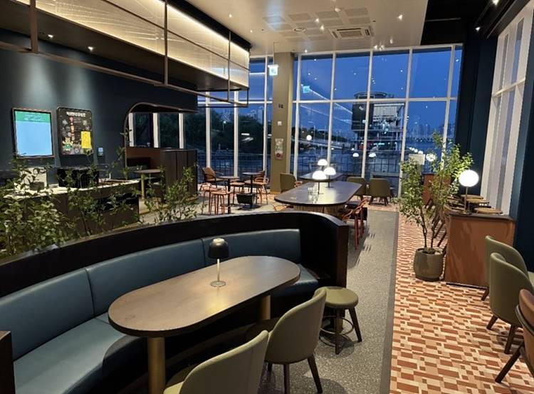 [20250806] 스타벅스 사진자료5_스타벅스 뚝섬한강공원점 내부.jpg