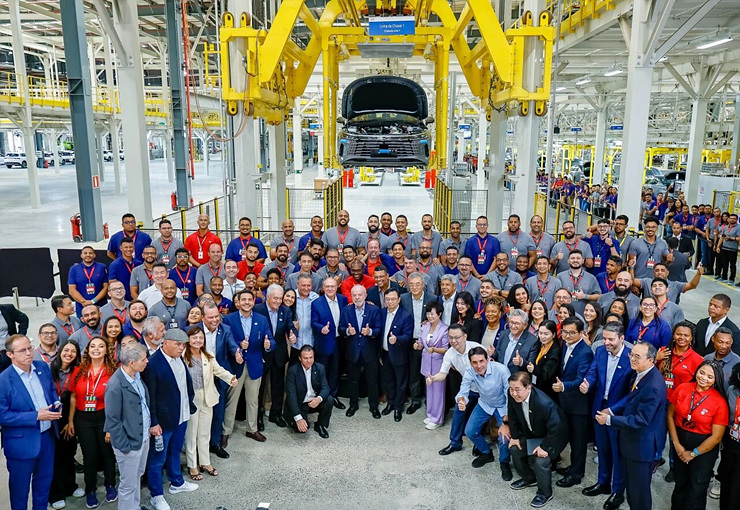 1. BYD 브라질 카사마리 공장 직원들과 기념촬영 중인 룰라 브라질 대통령, 왕촨푸 BYD 회장.jpg