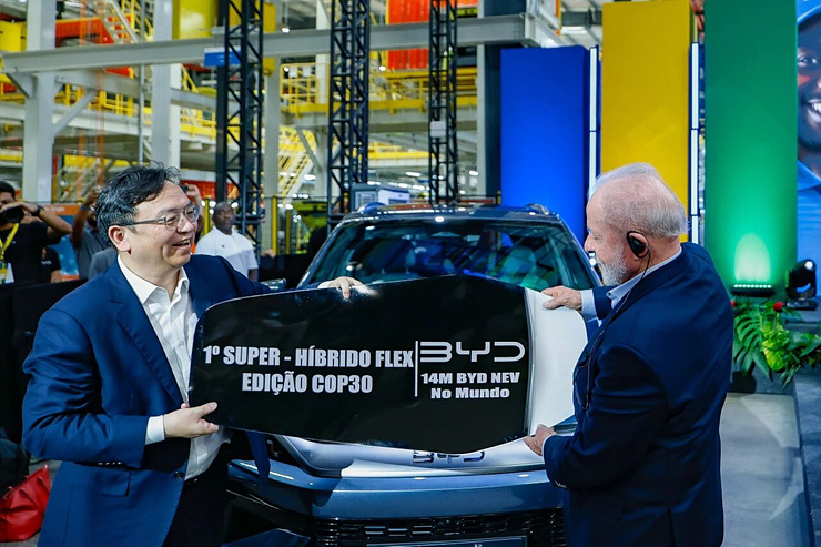 2. 왕촨푸 BYD 회장, 룰라 브라질 대통령에 1,400만 번째 친환경차 인도.jpg
