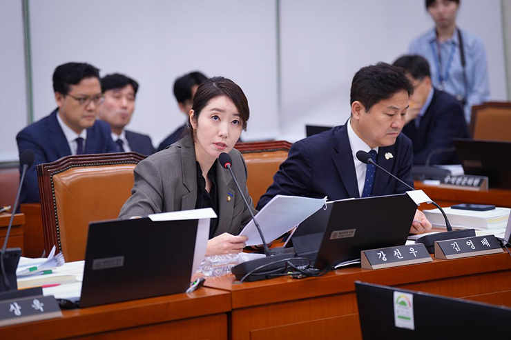 강선우의원실_외교부_국정감사_현장사진_1.jpg