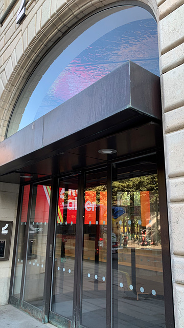 스웨덴 스톡홀름 중심가 왕의정원(Kungsträdgården) 인근에 위치한 엠바크 스튜디오 본사에서 ‘아크 레이더스’ 정식 버전을 담은 영상이 송출되고 있다..jpg