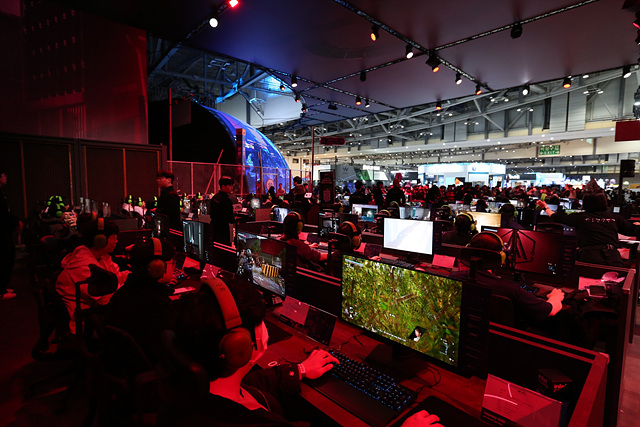 ‘신더시티’(CINDER CITY)는 엔씨소프트가 세계 시장을 공략하기 위해 작심한 사례다. 엔씨소프트의 특기인 MMORPG 요소와 슈팅을 결합했다. 이를 두고 엔씨소프트는 MMO 택티컬 슈터(Tactical Shooter) 장르라고 부른다. 지스타 방문객들이 대기열을 뚫고 마침내 PC로 ‘신더시티’를 체험하고 있다. 뒤편에는 여전히 엄청난 대기줄이 보인다..jpg