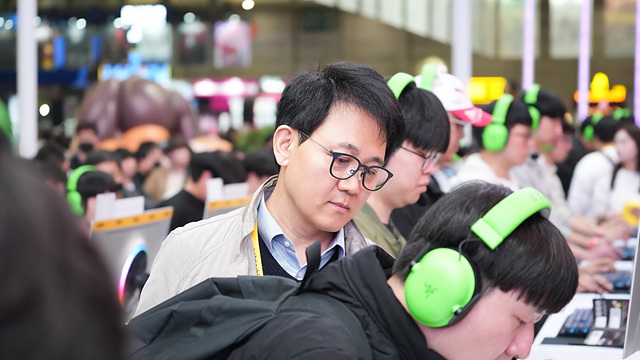 방준혁 넷마블 의장이 지스타 출품작을 시연하고 있는 내방객을 지켜보고 있다..jpg