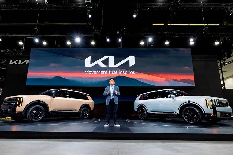 (사진3) 기아 2025 LA 오토쇼에서 신형 텔루라이드 공개-윤승규 부사장.jpg