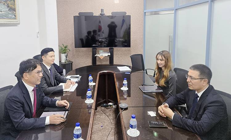 우즈벡 잠쉬드존 압두주후로프 농림부 차관(오른쪽 첫번째)과 한난 이병휘 사업본부장(왼쪽 첫번째).jpg