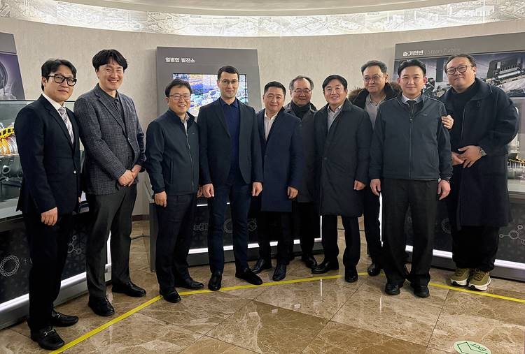 한난 김봉균 미래사업처장(왼쪽에서 세번째)과 우즈벡 나즈미딘코자 샤리포프 타슈켄트주 부주지사(왼쪽에서 네번째).jpg