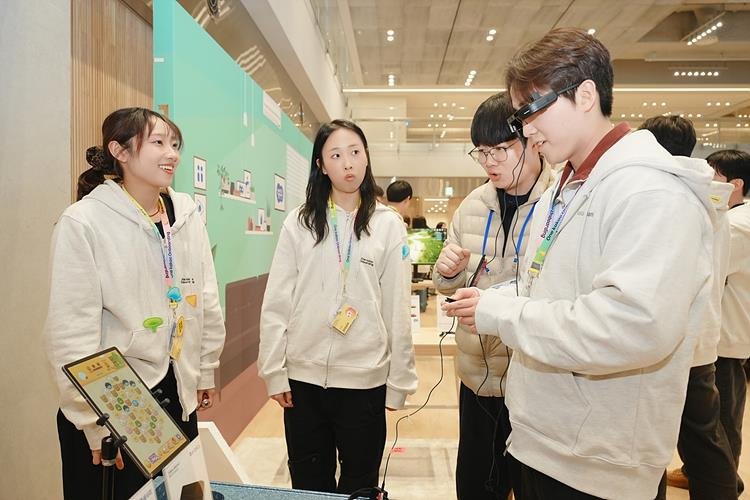 [이미지자료_카카오게임즈] 함께하는 플레이버디_카카오 그룹 신입 공채 크루들의 보조기기 시연.jpg